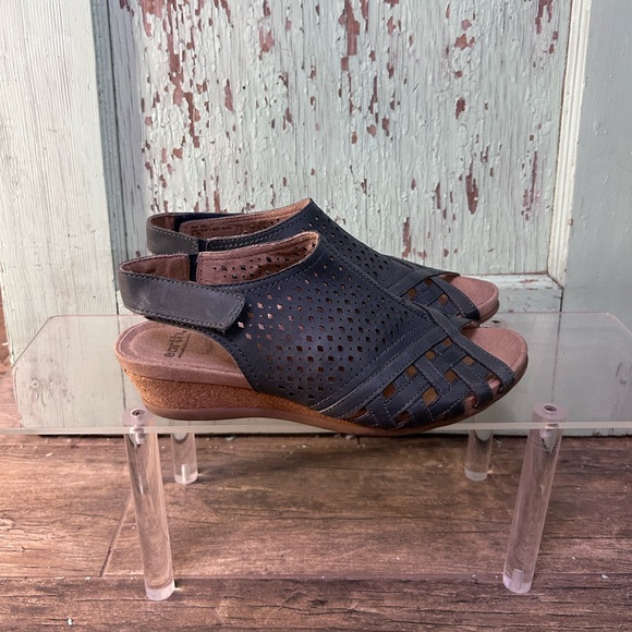 Women’s Earth blue leather peep toe cork wedge sandals - Picture 3 of 8